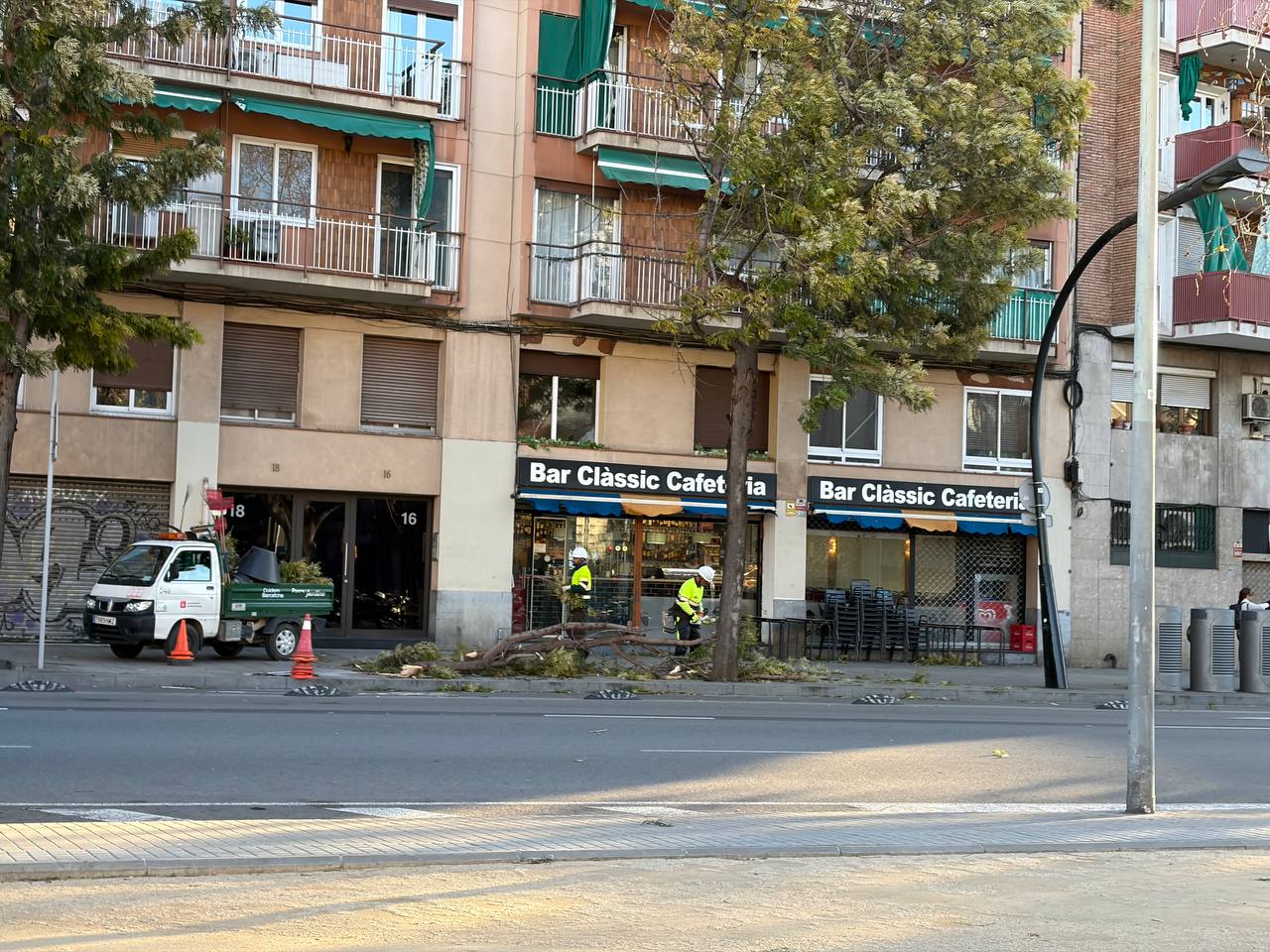 **Может это ветерок, твои губы колышет…