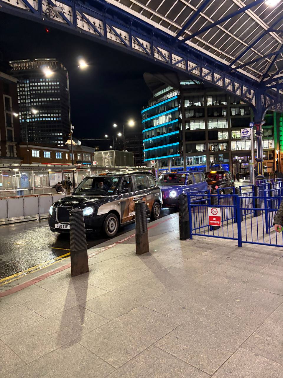 Я в Лондоне) в метро можно apple pay платить, но на сегодня уже ничего больше не покажу, устал и буд