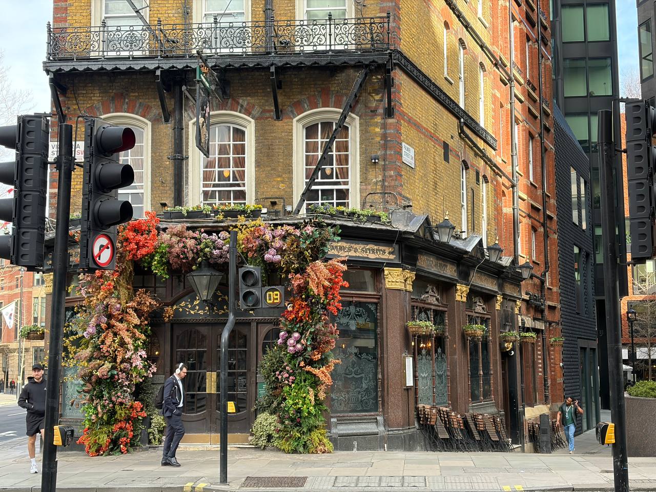 Лондон. Барселона.