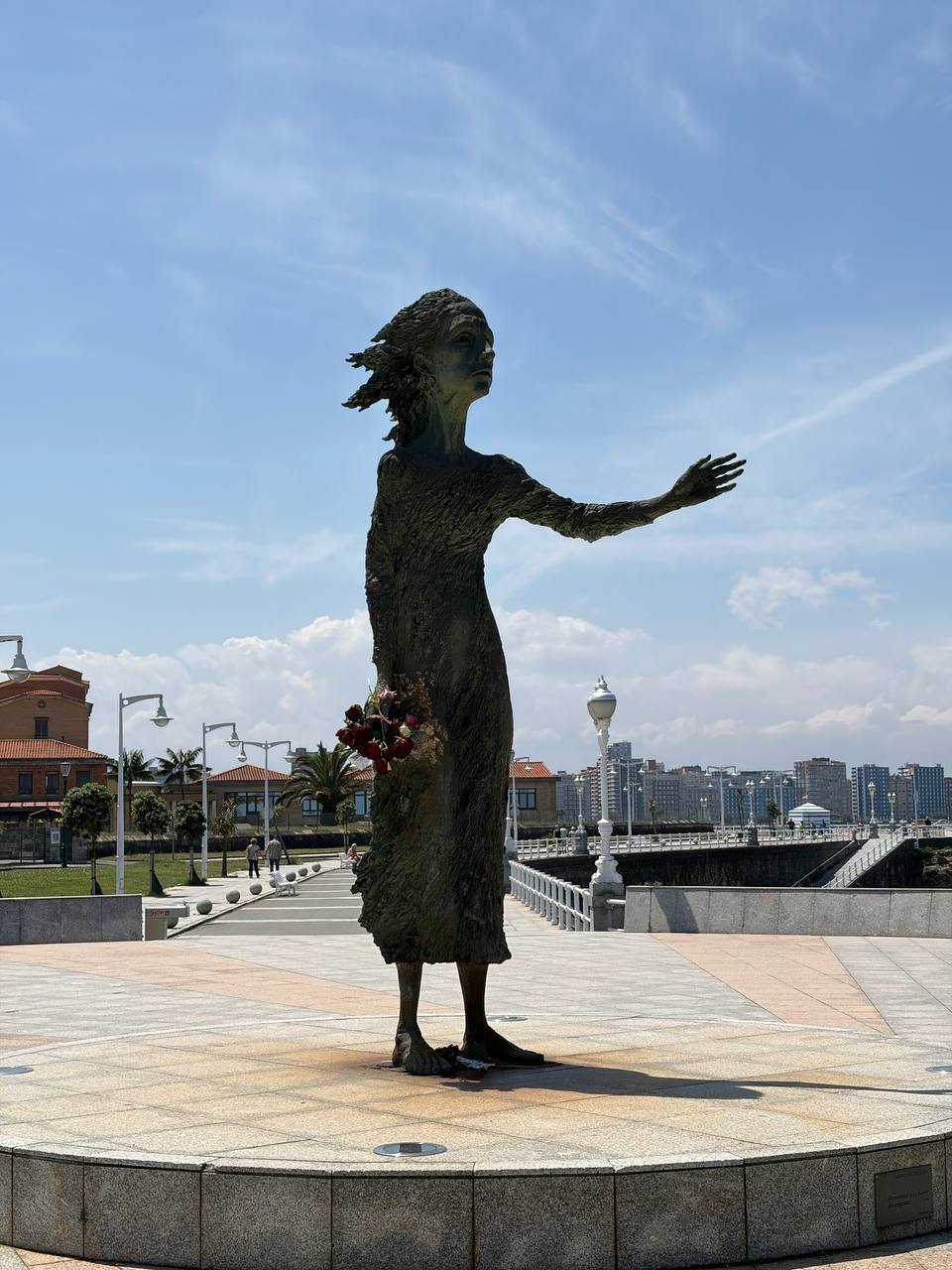 Мать Эмигранта, скульптура в Хихоне