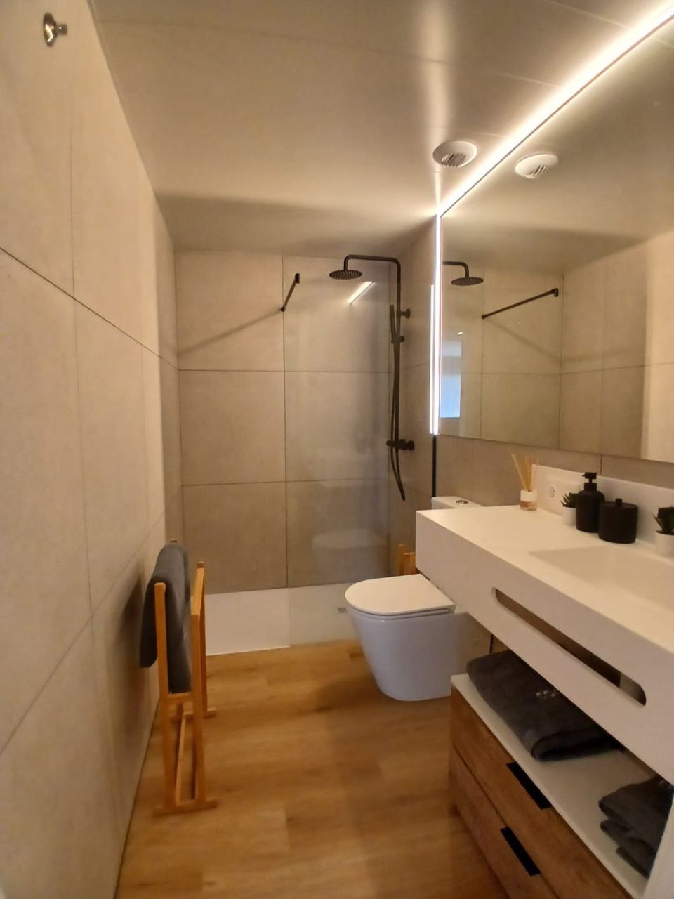 ✅ В продаже просторная квартира в Барселоне, с балконом и панорамными окнами