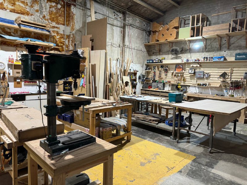 Пришел в ebanistería, мастерить из дерева))