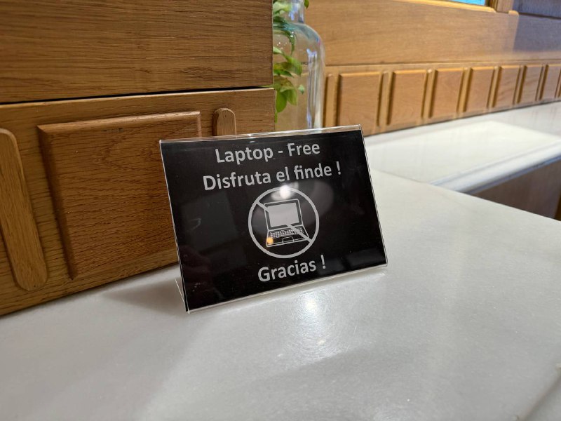 Надпись в Кафе: ноутбуки 💻 запрещены, наслаждайтесь выходными! ☺️