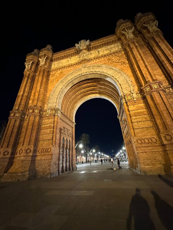 Какой победе в посвящена триумфальная арка в Барселоне?