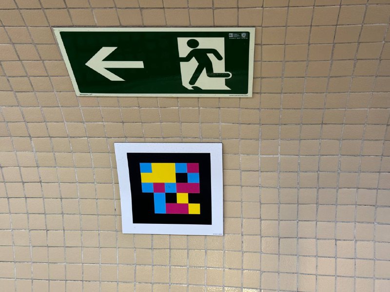 Такие значки цветные в метро Барселоны и не только там