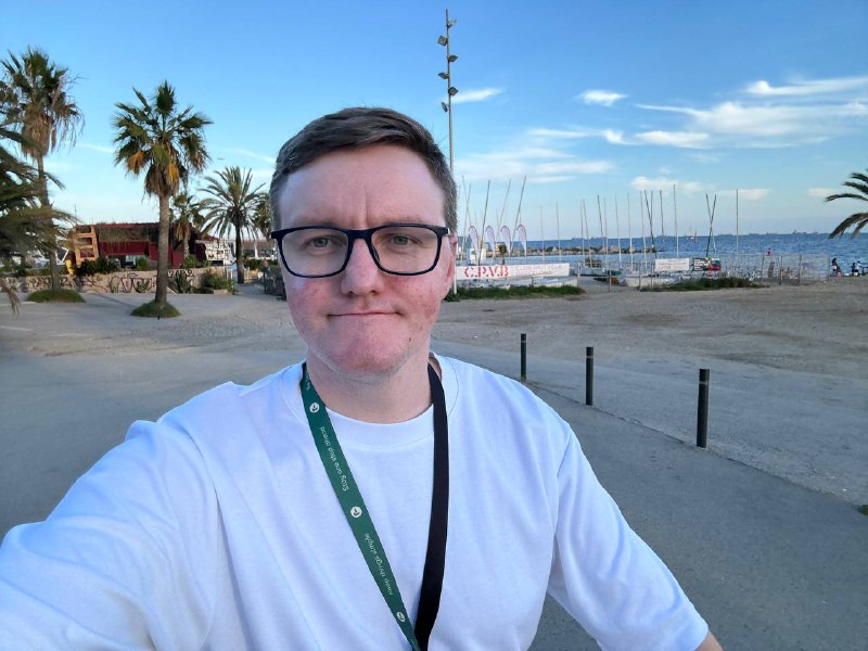 Это я с корпоратива на футбол домой бегу)