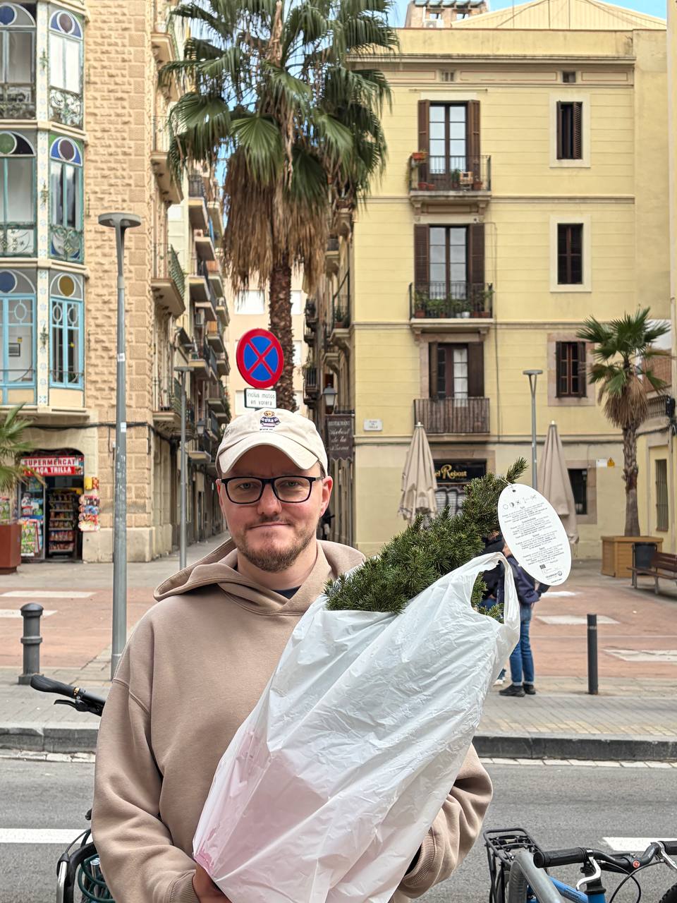 Happy Holidays! - принято говорить и писать в международных компаниях