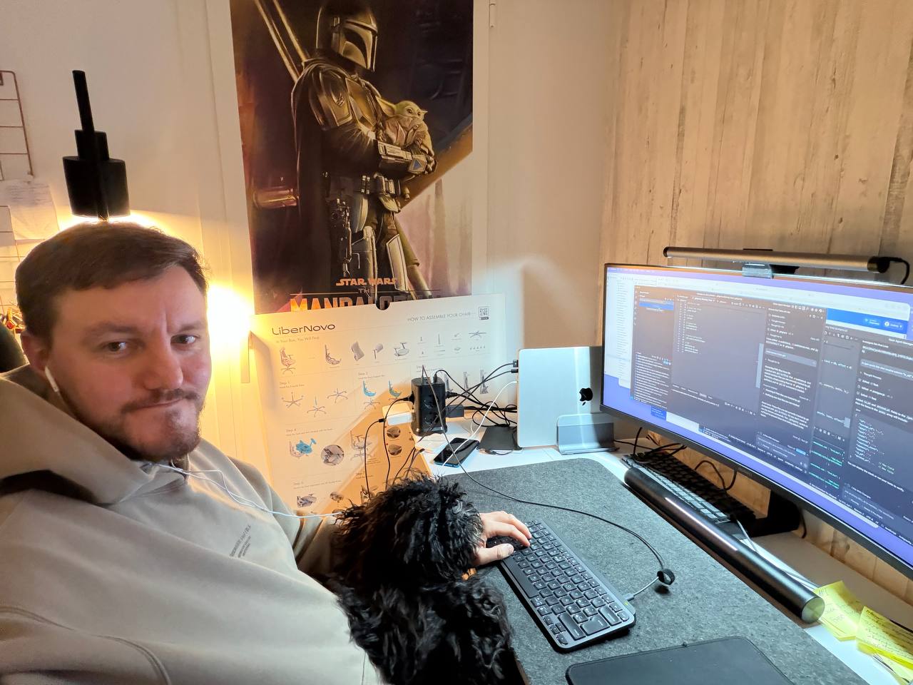 Вито скоро год, тут он меня греет